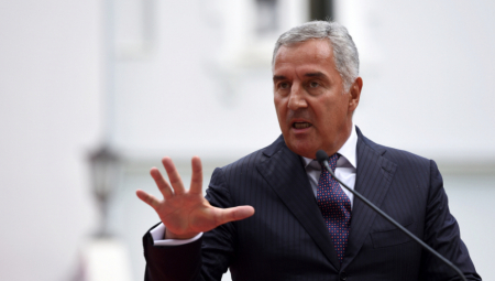 VIC DANA Ulazi Milo Đukanović u kafić i vikne - Ima li ko jači od mene?!