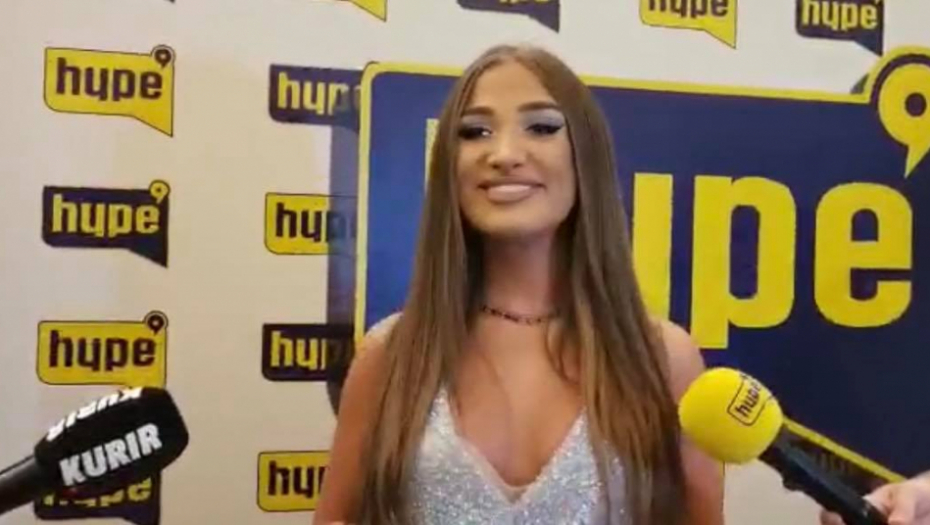 NA ODUŠEVLJENJE SVIH Mlada pevačica zablistala na premijeri, svima je za oko zapao jedan detalj!