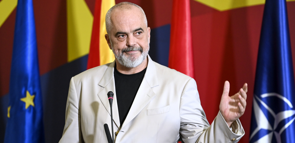 ALBANCI KUPILI BAJRAKTARE: Rama poručio "Naoružani i spremni za borbu"