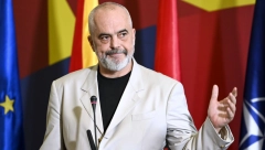 ALBANCI KUPILI BAJRAKTARE: Rama poručio "Naoružani i spremni za borbu"