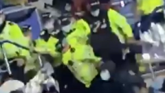 TOTALNO LUDILO! Opšti haos u Engleskoj, navijači nisu birali sredstva za obračun (VIDEO)