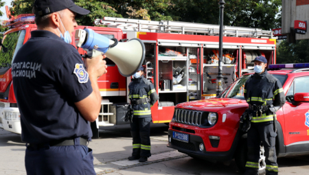 VATRA GUTA ZGRADU U NOVOM SADU Ljudi beže iz svojih stanova (FOTO)