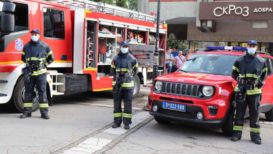 NOVI SAD U DIMU Izbio požar u fabrici vode, jedna osoba prevezena u bolnicu (VIDEO)