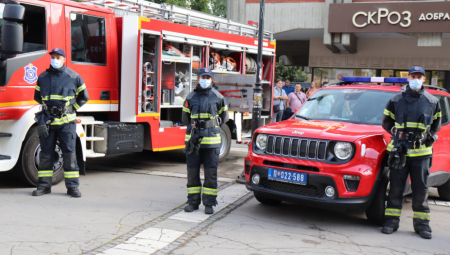 NOVI SAD U DIMU Izbio požar u fabrici vode, jedna osoba prevezena u bolnicu (VIDEO)