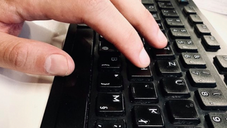 FEJSBUK PRVA POMOĆ ZA NEUPUĆENE Kako da upišete tekst u priču koju želite da objavite?