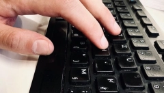 FEJSBUK PRVA POMOĆ ZA NEUPUĆENE Kako da upišete tekst u priču koju želite da objavite?