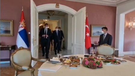 SASTALI SE VUČIĆ I ERDOGAN Razgovor u četiri oka na mestu od posebnog značaja (VIDEO)