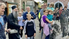 PATRIJARH PORFIRIJE SA DECOM IZ GLINE Učinićemo sve da se obnova kuća ubrza