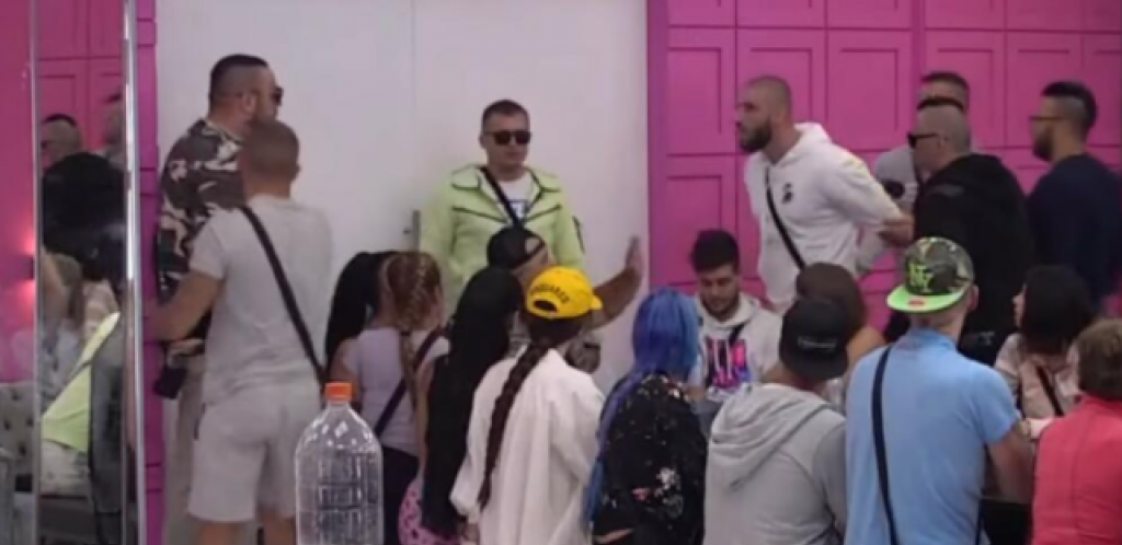 MENSUR NASRNUO NA CARA I GAĐAO GA FLAŠOM Nastao opšti haos, intervenisalo obezbeđenje!