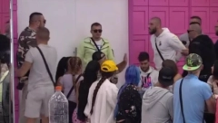 MENSUR NASRNUO NA CARA I GAĐAO GA FLAŠOM Nastao opšti haos, intervenisalo obezbeđenje!