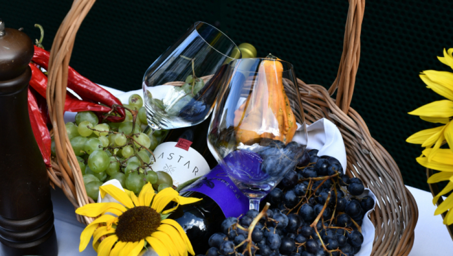 FESTIVAL SRPSKE TRPEZE Ministarka Tatjana Matić je uživala u domaćim specijalitetima u restoranu Zlatni bokal