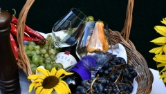 FESTIVAL SRPSKE TRPEZE Ministarka Tatjana Matić je uživala u domaćim specijalitetima u restoranu Zlatni bokal