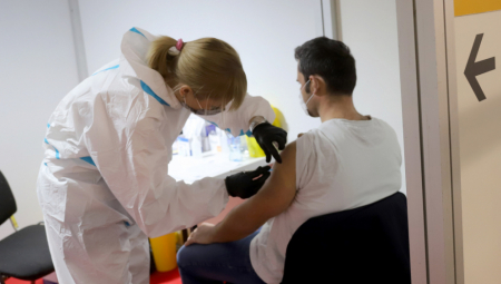 VAKCINISAO SE 7 PUTA UMESTO DRUGIH Slovenac za male pare pribavljao kovid potvrde