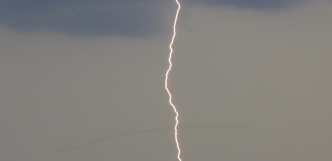 NEVREME U HRVATSKOJ KAKVO SE NE PAMTI Grom udario u zvono, krhotine uništile krovove i kola!