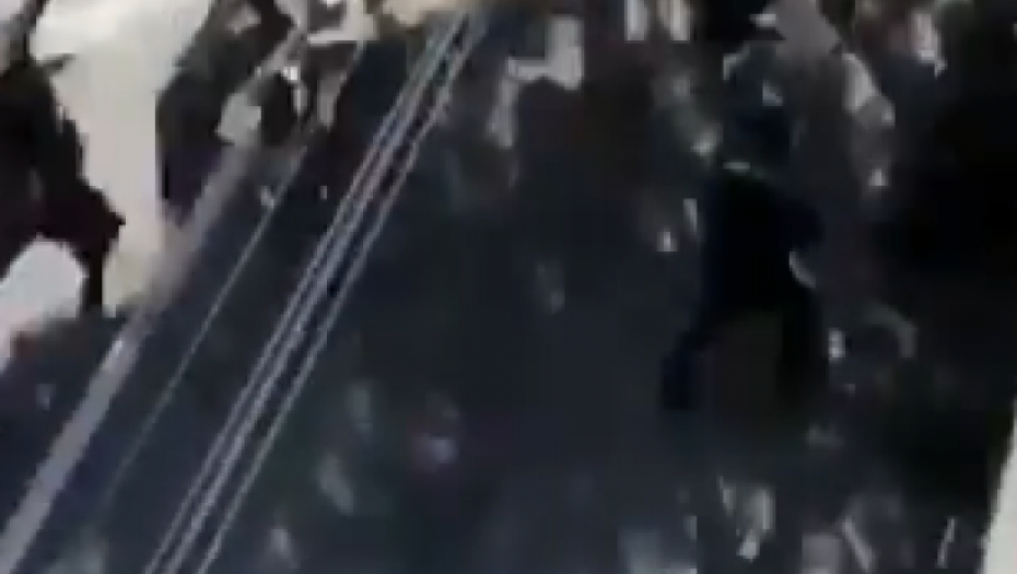 STRAŠNE SCENE SA ULICA BEOGRADA! Bez milosti: Spržio mu lice bakljom! (VIDEO)