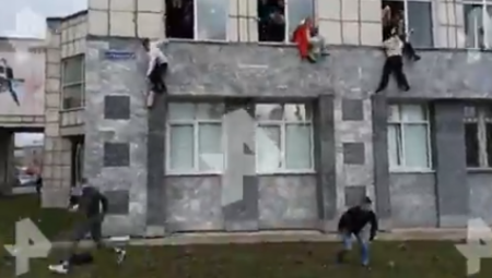 DRAMA U RUSIJI Napadač puca, ljudi iskaču kroz prozore!