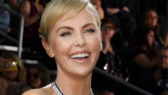 JOŠ UVEK SE OPORAVLJA OD OVOG BJUTI TRENDA Tanke obrve iz devedesetih su nešto što Šarliz Teron i sad prezire