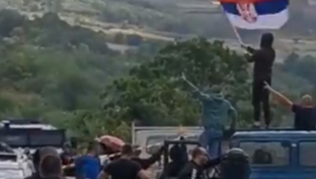 SRPSKA ZASTAVA SE VIJORI NA JARINJU Narod izražava svoje nezadovoljstvo, dok Rosu bespomoćno gleda(VIDEO)