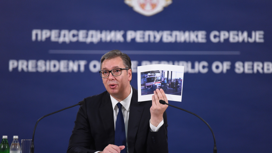 VUČIĆ POKAZAO ZAUSTAVLJENO VOZILO HITNE POMOĆI Skinuli su tablice suverene države