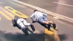 IZAZOV KOJI ĆE IH KOŠTATI GLAVE Školarci se takmiče ko će duže ležati na ulici i brže pobeći kad naiđu kola!