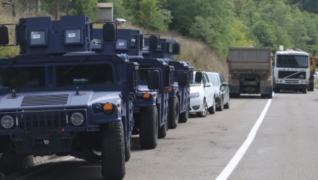 SVE JE SPREMNO ZA POVLAČENJE ALBANACA Jedinice Kfor stigle na Jarinje, helikopteri patroliraju nebom