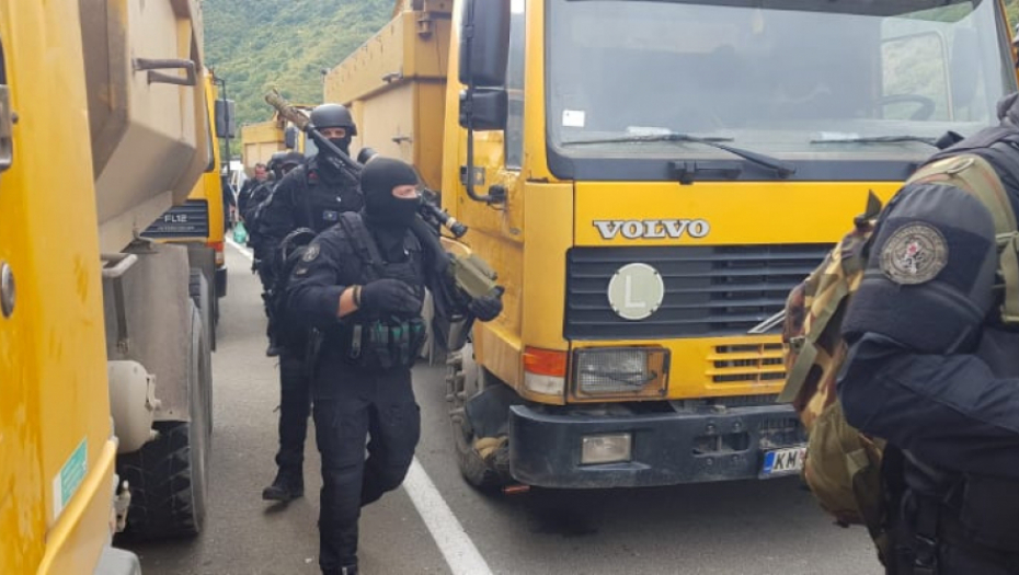 ALBANSKI SNAJPERISTA NIŠANI SRBE Smena pripadnika ROSU na prelazu Jarinje (FOTO)
