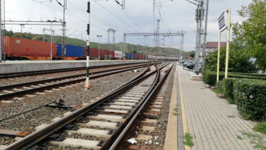 BESKUĆNIK GURNUO ŽENU POD VOZ Putnici ne mogu da dođu sebi od prizora