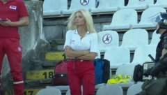 RADNICA HITNE POMOĆI OPČINILA SVE Posle ovog snimka sa derbija svi se raspituju za nju