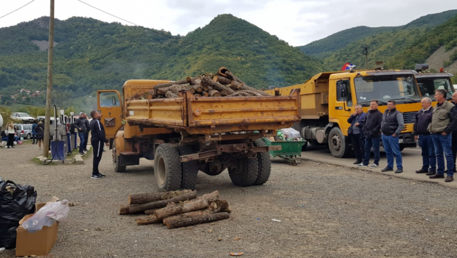 SRBI SU NEPOBEDIVI Nema povlačenja, stigla drva za ogrev, čeka ih hladna noć na barikadi! (FOTO/VIDEO)
