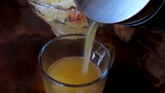 OSLOBODITE SE NAKUPLJENIH OTROVA Jedna kašičica ovog soka brzo obnavlja jetru