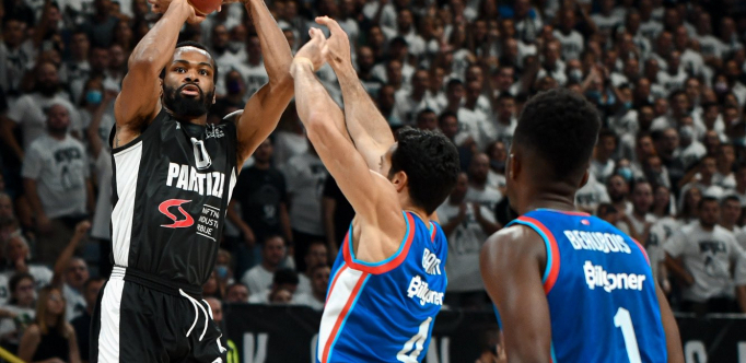 NIJE MOGAO DA SE OBUZDA! Totalna histerija: Panter trojkom komentatora doveo do ludila! (VIDEO)