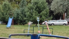 RODITELJI U ŠOKU, INTERVENISALA POLICIJA! Manijak (62) pipkao devojčice na igralištu u Nišu, odale ga kamere