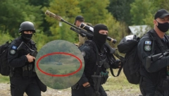 PRIPADNICI POLICIJE UPERILI PUŠKE U VOZAČA U BRNJAKU Oklopno vozilo uznemirilo građane, očevici ispričali šta se dogodilo
