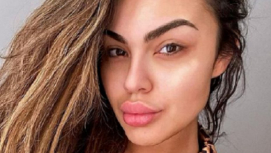 GALA SVADBA BIVŠE ZADRUGARKE Zablistala u venčanici punoj kristala, nosila krunu (FOTO)