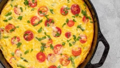 BRZ I JEDNOSTAVAN RECEPT IDEALAN ZA DORUČAK Fritata sa domaćim kobasicama ili pršutom