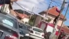 UHVAĆENI! Pogledajte kako teroristi u uniformama skidaju srpsku zastavu i transparent ZSO! (VIDEO)