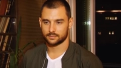 VIŠE NE IZGLEDA OVAKO! Poznati pevač potpuno promenio izgled, izgleda potpuno neprepoznatljivo! (FOTO)