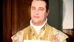 ČISTA SODOMIJA! Sveštenik krao novac od crkve za drogu i gej orgije! (VIDEO) (FOTO)