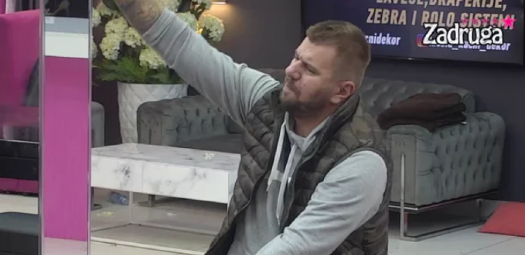 ODAO SE! JANJUŠ I DALJE PATI ZA MAJOM Napravio nešto zbog čega sada svi znaju istinu!