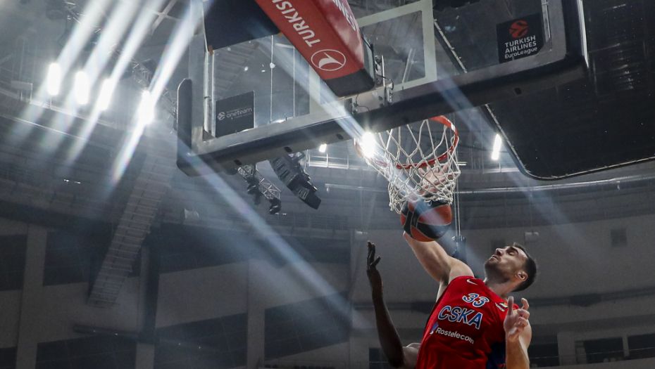 PONOVO PEH! Milutinov se opet povredio, užasna scena na utakmici Evrolige! (FOTO)