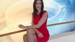 VODITELJKA POKAZALA ČIME RASPOLAŽE Pozirala na plaži, a ovaj detalj nije ostao neprimećen! (FOTO)