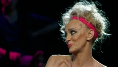 Nakon vesti da je viđena kako jede u Narodnoj kuhinji, Bebi Dol poručila da to nije sramota