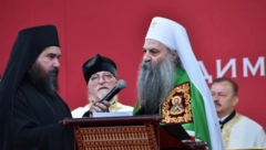 EPISKOP METODIJE JE DOSTOJAN Prelepe scene u Beranama: Srbi se vesele, trobojke se vijore, baklje osvetlele nebo (FOTO/VIDEO)