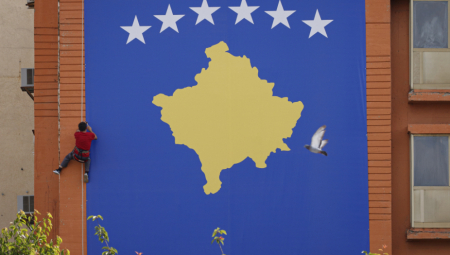 ĐILASOID NOVA SLAVI NEZAVISNO KOSOVO Đilasovi i Marinikini urednici sa ponosom ističu zastave lažne albanske države (FOTO)