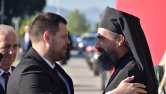 BRATSKI SUSRET Vladika Metodije dočekao gradonačelnika Nikšića ispred manastira (VIDEO)