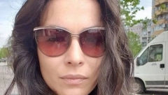 TRUDNA VOZI TRAKTOR I POSTAVLJA KUĆICE ZA KOKOŠKE Glumica konačno pokazala stomak!