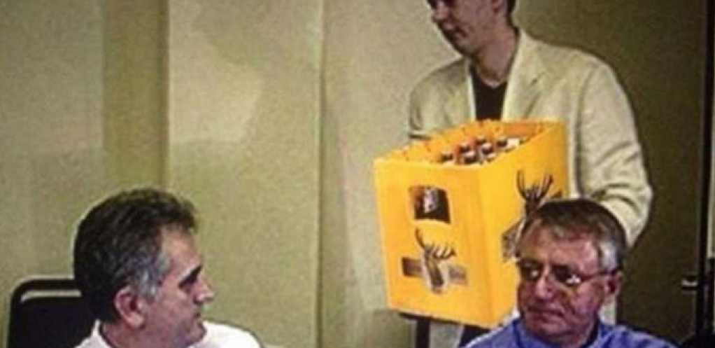 VUČIĆ OTKRIO Evo kako je nastala fotografija na kojoj nosim gajbu piva Šešelju