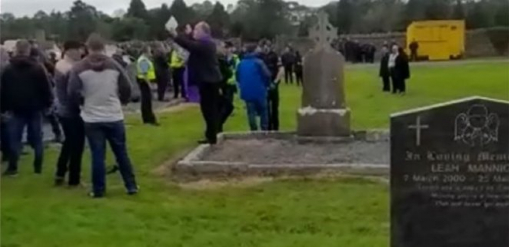 HAOS NA GROBLJU Ispao im kovčeg, pop pokušavao da zaustavi ludilo, petoro ljudi povređeno (VIDEO)