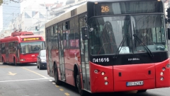 DETALJI HAOSA U BEOGRADU Povređene četiri osobe u autobusu, žena polila vozača vodom i umalo izazvala tešku saobraćajnu nesreću