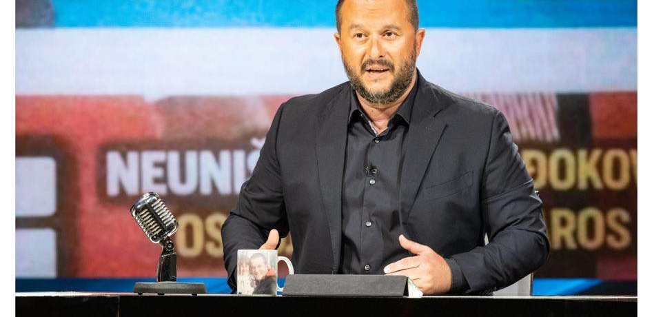 IZGLEDA KAO PRAVA DAMA! Voditelj proslavio ćerki 1. rođendan i konačno pokazao ženu! (FOTO)